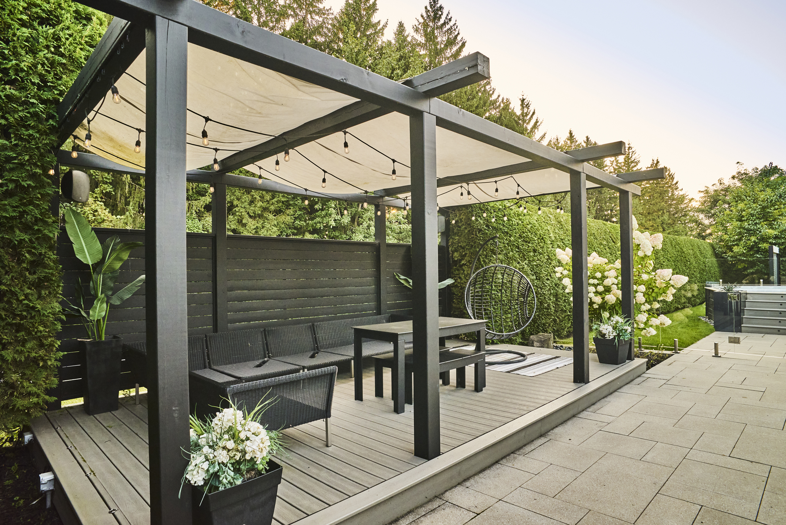 Pergola noire avec toile blanche