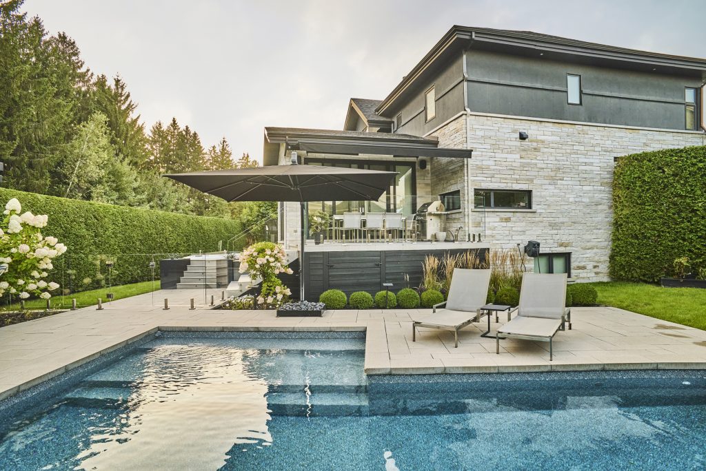Arrière cour de maison moderne avec piscine creusée