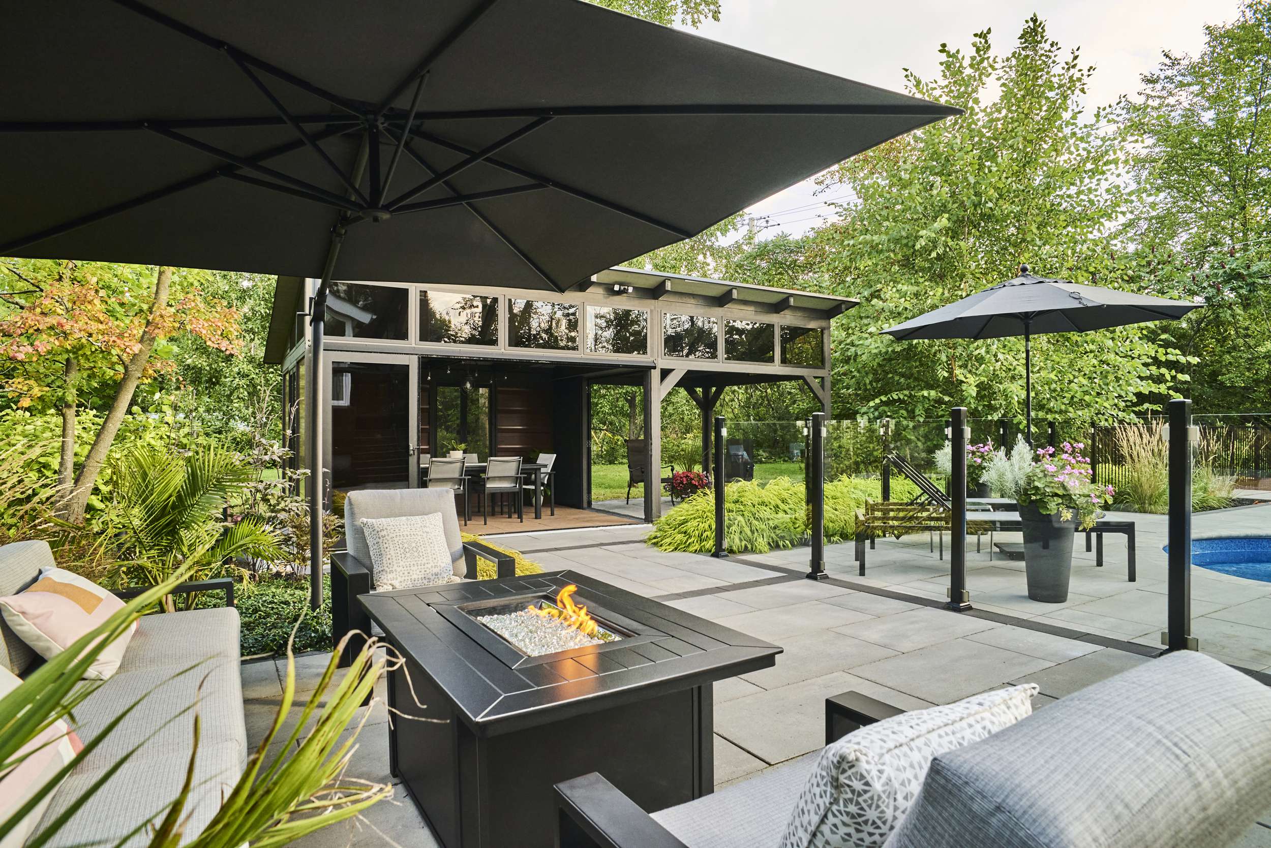 Aménagement extérieur avec foyer