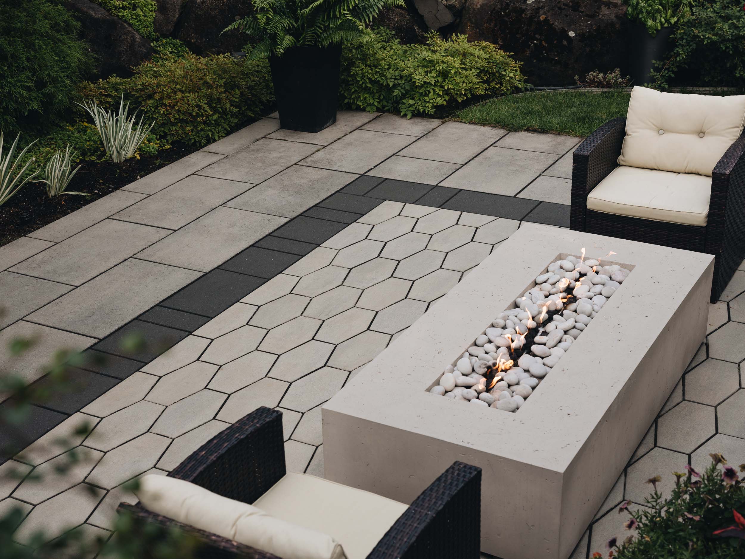 Terrasse en pavé uni avec foyer à St-Hilaire