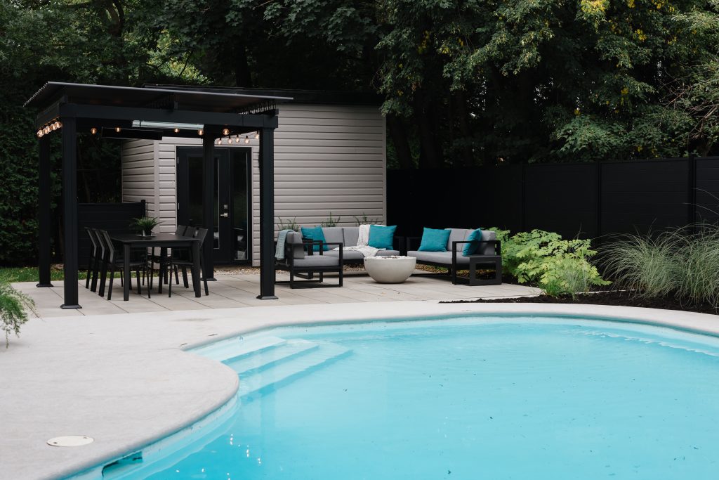 Piscine avec pergola et espace de détente à Saint-Lambert
