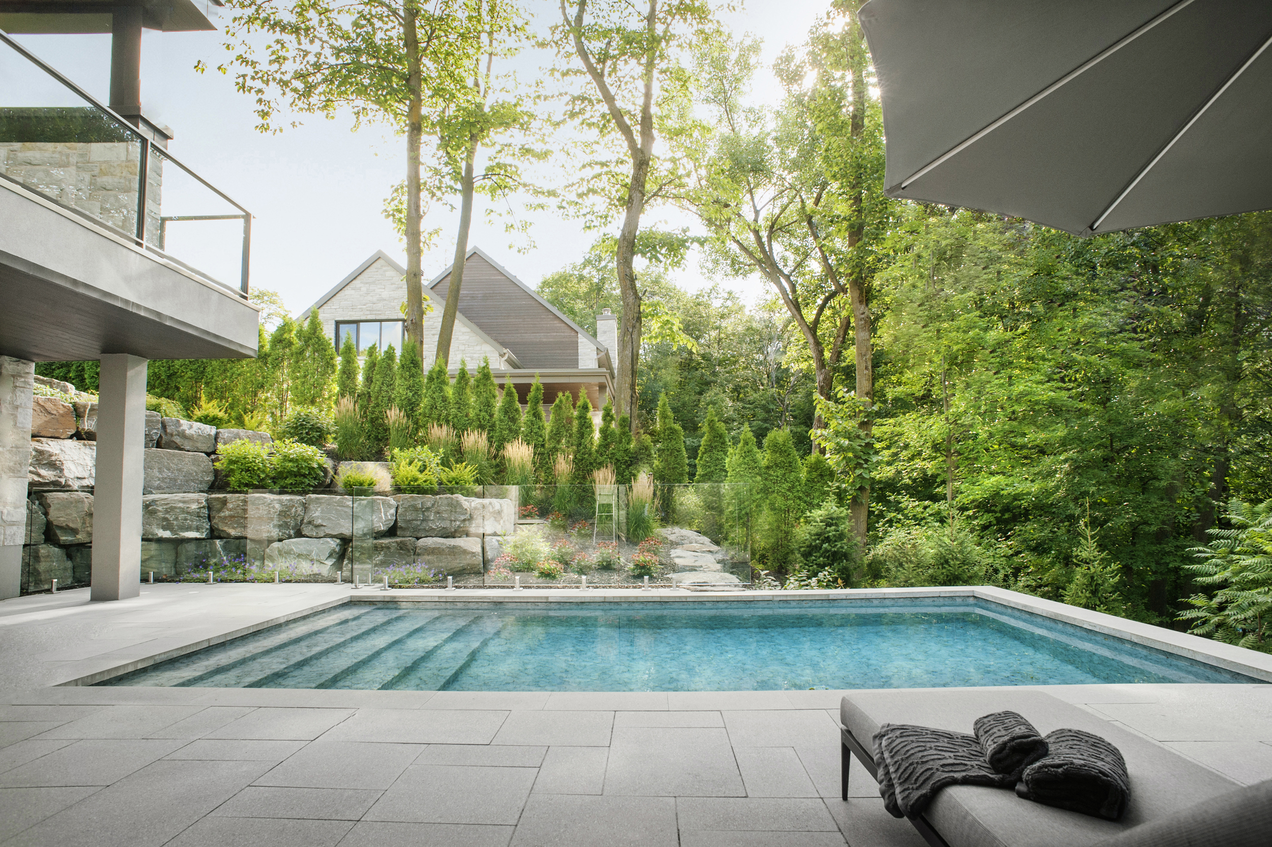 Piscine aménagée dans le projet de haut en bas à Saint-Hilaire